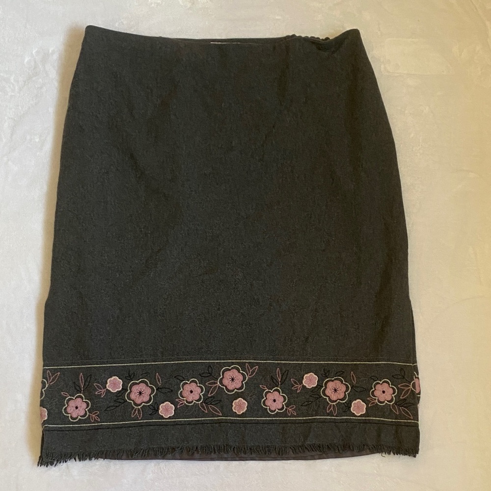 Dress Barn Black Pencil Skirt ywith Pink Floral Embroidery 60% Wool